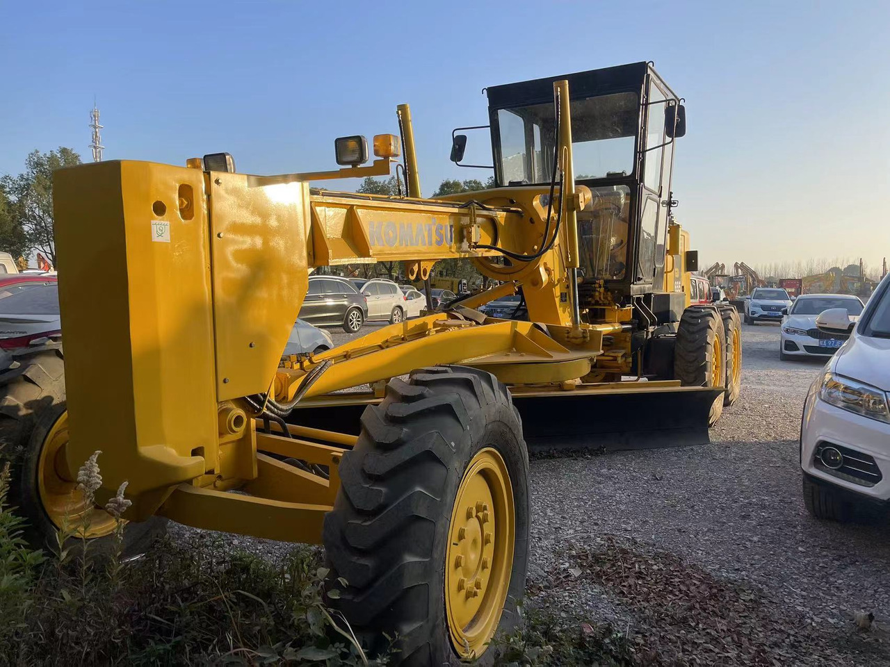 KOMATSU GD655 - Grader: gambar 1 KOMATSU GD655 - Grader: gambar 1