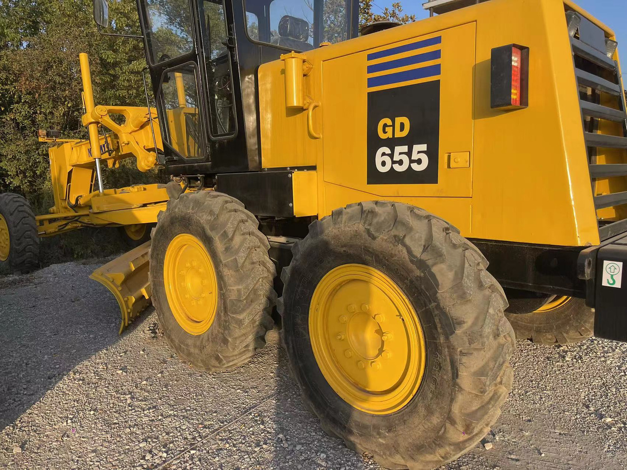 KOMATSU GD655 - Grader: gambar 3 KOMATSU GD655 - Grader: gambar 3