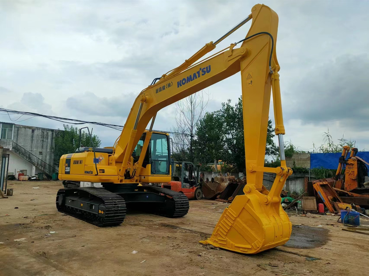 KOMATSU PC220-7 - Ekskavator perayap: gambar 4 KOMATSU PC220-7 - Ekskavator perayap: gambar 4