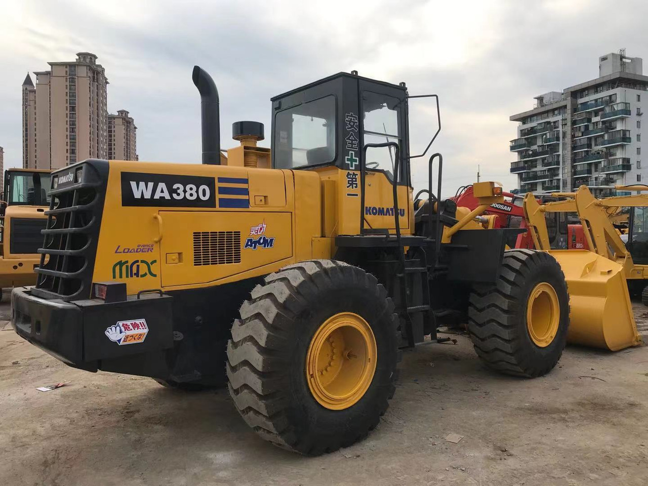 KOMATSU WA380-3 - Wheel loader: gambar 1 KOMATSU WA380-3 - Wheel loader: gambar 1
