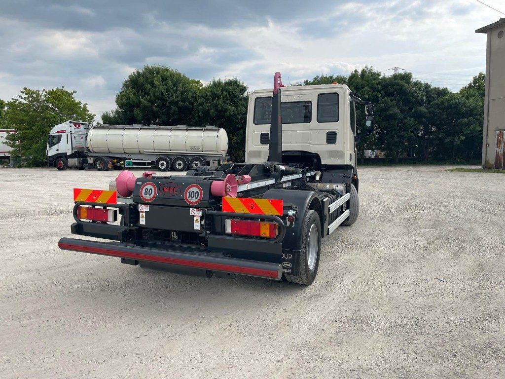 IVECO EUROCARGO 120E22 SCARRABILE - Hook lift: gambar 4 IVECO EUROCARGO 120E22 SCARRABILE - Hook lift: gambar 4