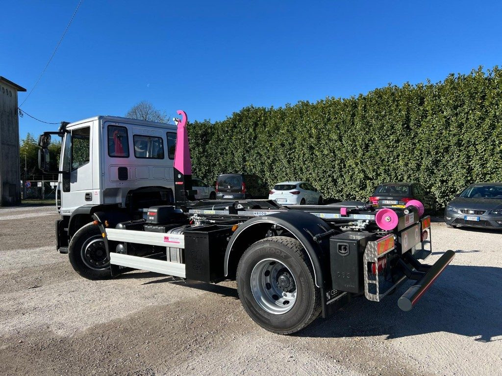 IVECO EUROCARGO 180EL28 SCARRABILE - Hook lift: gambar 4 IVECO EUROCARGO 180EL28 SCARRABILE - Hook lift: gambar 4