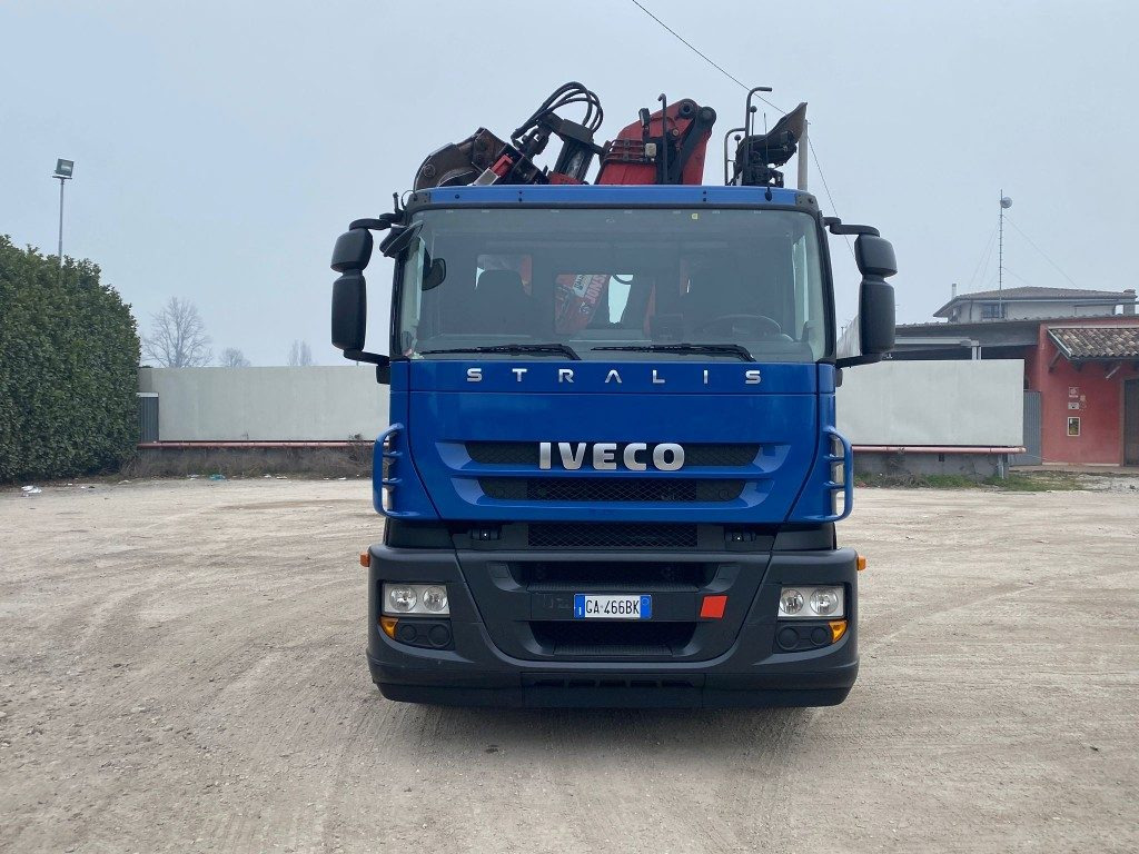 IVECO STRALIS 260.450 SCARRABILE CON GRU - Hook lift, Truk derek: gambar 2 IVECO STRALIS 260.450 SCARRABILE CON GRU - Hook lift, Truk derek: gambar 2