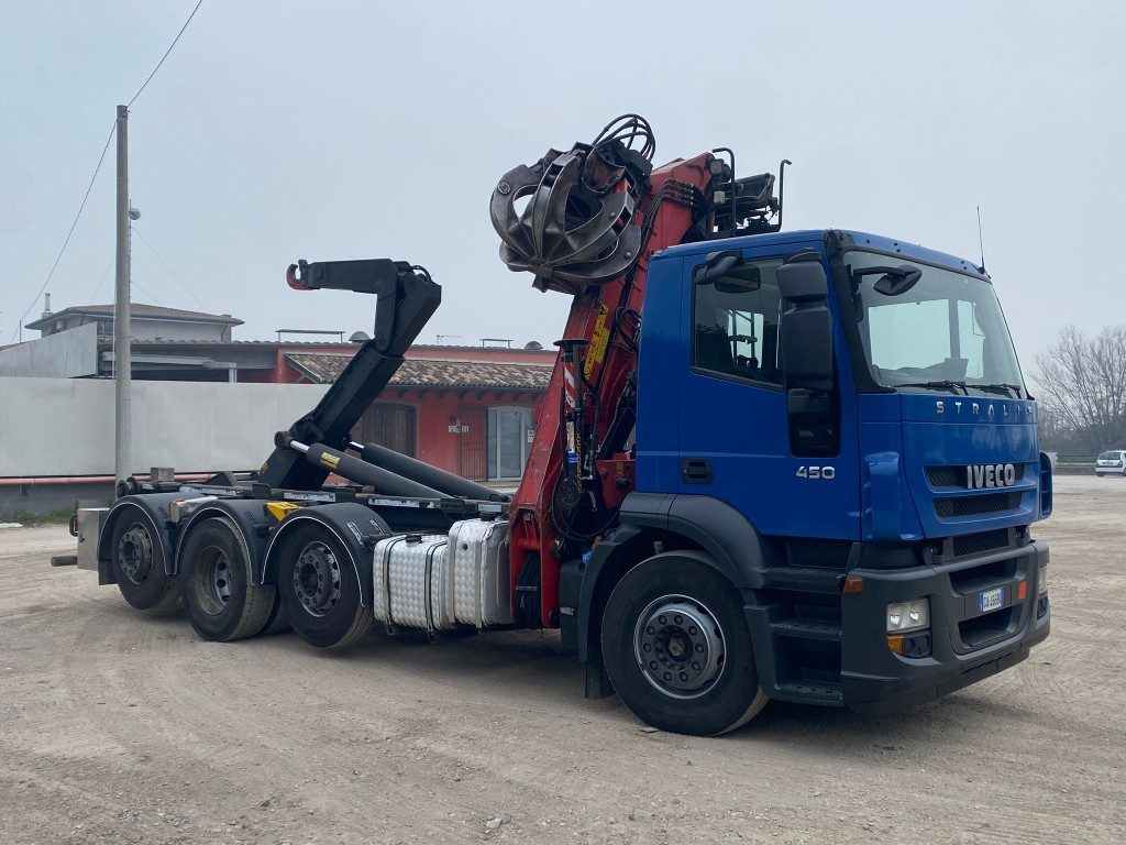 IVECO STRALIS 260.450 SCARRABILE CON GRU - Hook lift, Truk derek: gambar 1 IVECO STRALIS 260.450 SCARRABILE CON GRU - Hook lift, Truk derek: gambar 1