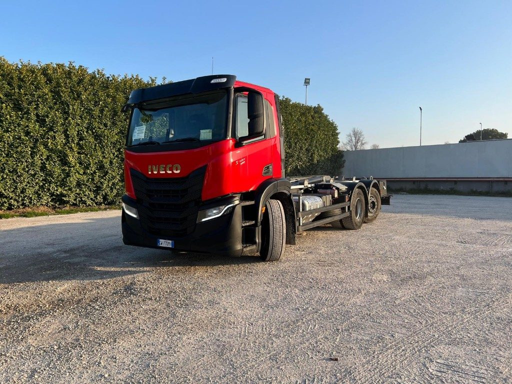 IVECO X-WAY AD260 NUOVO TARGATO SCARRABILE - Hook lift: gambar 1 IVECO X-WAY AD260 NUOVO TARGATO SCARRABILE - Hook lift: gambar 1