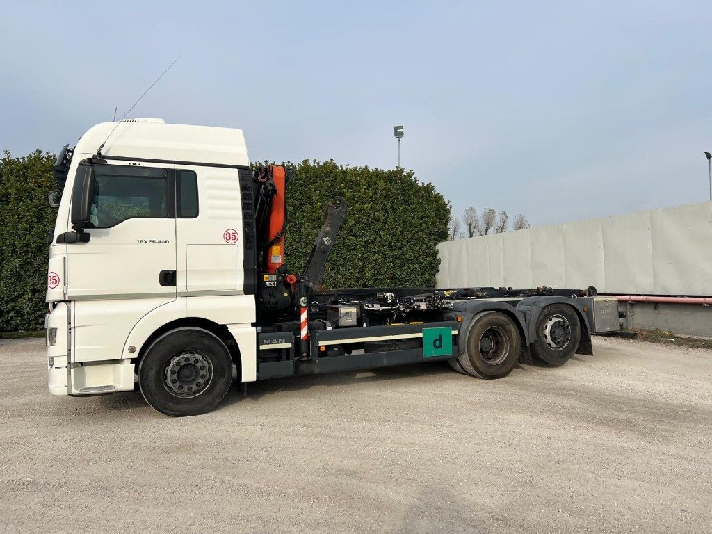 MAN TGX 26.480 SCARRABILE CON GRU DIETRO CABINA - Hook lift: gambar 2 MAN TGX 26.480 SCARRABILE CON GRU DIETRO CABINA - Hook lift: gambar 2