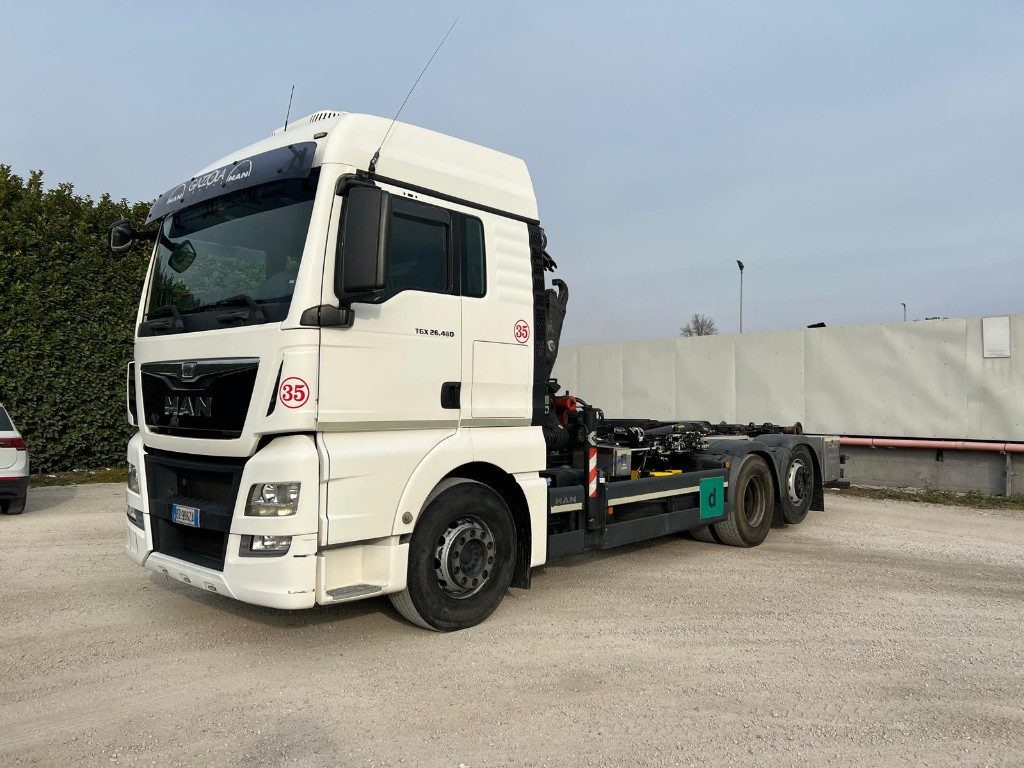 MAN TGX 26.480 SCARRABILE CON GRU DIETRO CABINA - Hook lift: gambar 1 MAN TGX 26.480 SCARRABILE CON GRU DIETRO CABINA - Hook lift: gambar 1