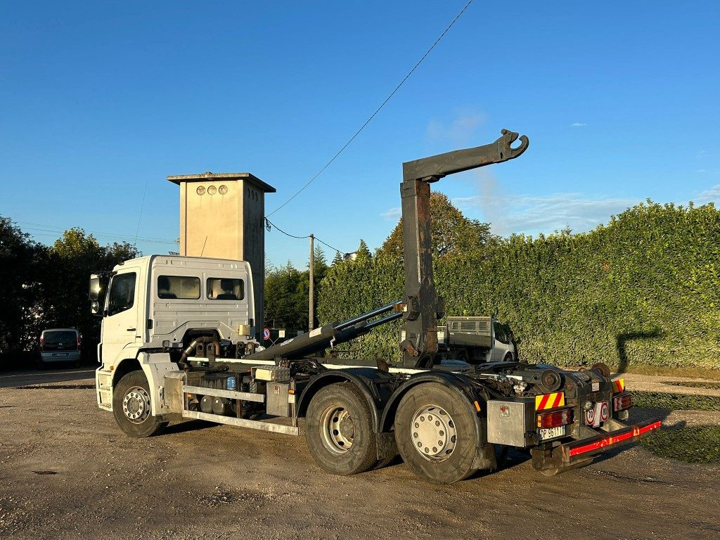 MERCEDES-BENZ MERCEDES 2533 SCARRABILE - Hook lift: gambar 4 MERCEDES-BENZ MERCEDES 2533 SCARRABILE - Hook lift: gambar 4
