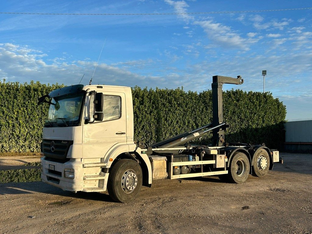 MERCEDES-BENZ MERCEDES 2533 SCARRABILE - Hook lift: gambar 1 MERCEDES-BENZ MERCEDES 2533 SCARRABILE - Hook lift: gambar 1
