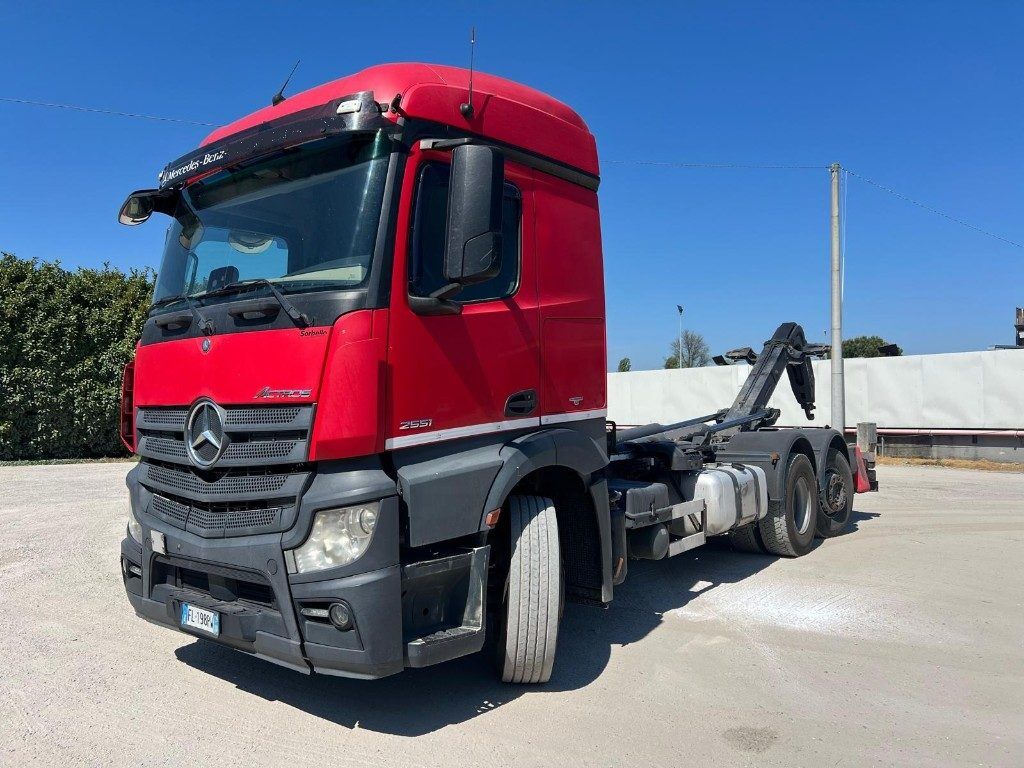MERCEDES-BENZ MERCEDES ACTROS 25.51 SCARRABILE - Hook lift: gambar 1 MERCEDES-BENZ MERCEDES ACTROS 25.51 SCARRABILE - Hook lift: gambar 1