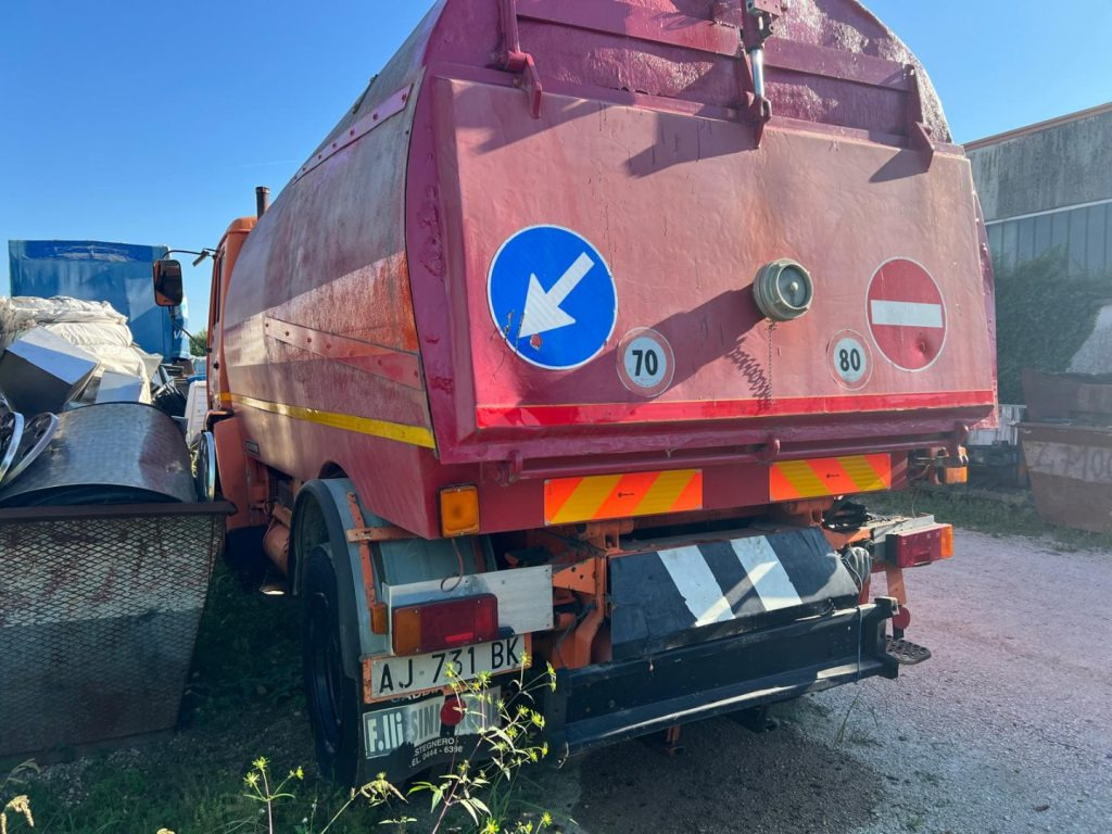 MERCEDES-BENZ MERCEDES AUTOSPAZZATRICE USATA - Penyapu jalan: gambar 4 MERCEDES-BENZ MERCEDES AUTOSPAZZATRICE USATA - Penyapu jalan: gambar 4