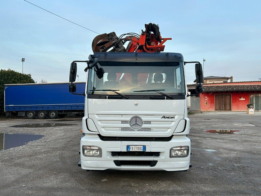 MERCEDES-BENZ MERCEDES AXOR 2533 SCARRABILE CON GRU E POLIPO - Hook lift: gambar 1 MERCEDES-BENZ MERCEDES AXOR 2533 SCARRABILE CON GRU E POLIPO - Hook lift: gambar 1