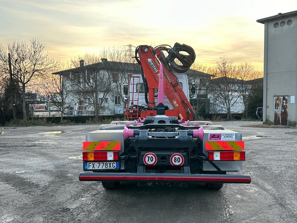 MERCEDES-BENZ MERCEDES AXOR 2533 SCARRABILE CON GRU E POLIPO - Hook lift: gambar 4 MERCEDES-BENZ MERCEDES AXOR 2533 SCARRABILE CON GRU E POLIPO - Hook lift: gambar 4