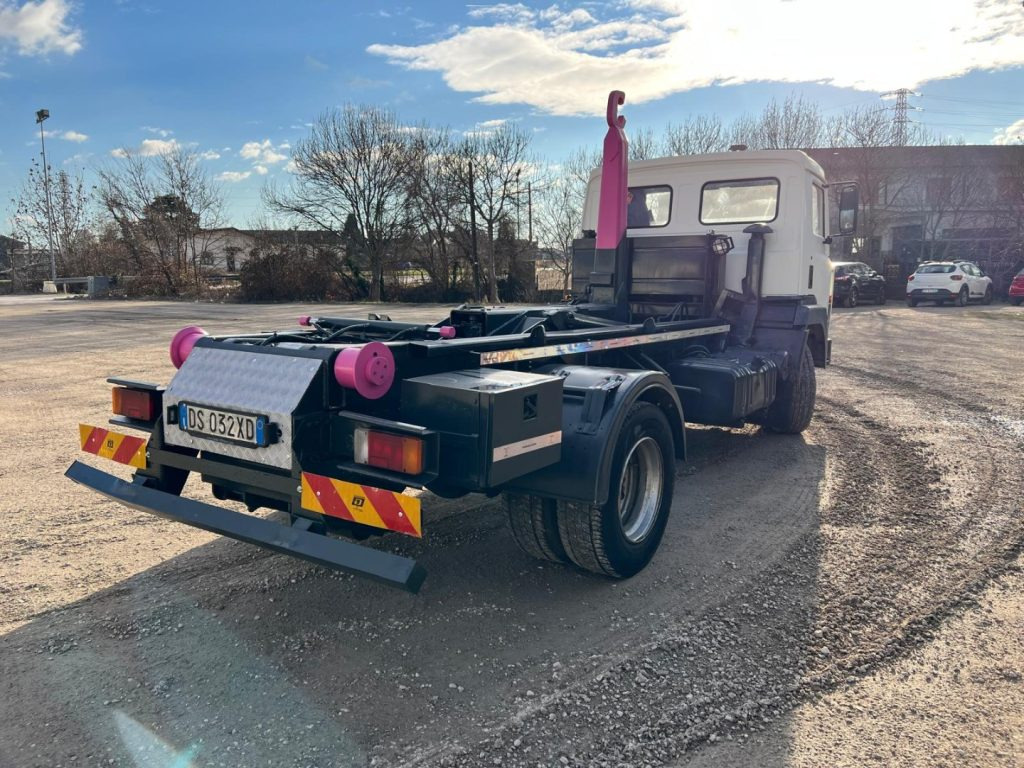 NISSAN 130/115 SCARRABILE - Hook lift: gambar 4 NISSAN 130/115 SCARRABILE - Hook lift: gambar 4