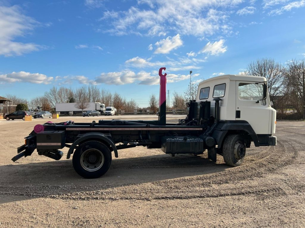 NISSAN 130/115 SCARRABILE - Hook lift: gambar 5 NISSAN 130/115 SCARRABILE - Hook lift: gambar 5