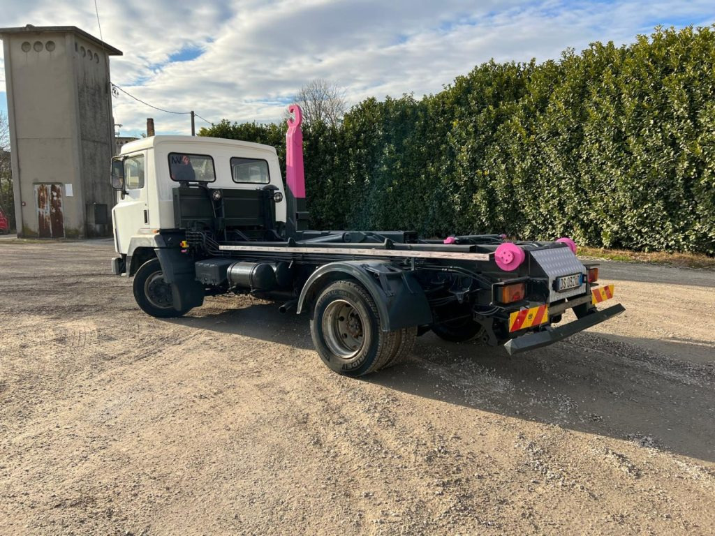 NISSAN 130/115 SCARRABILE - Hook lift: gambar 3 NISSAN 130/115 SCARRABILE - Hook lift: gambar 3