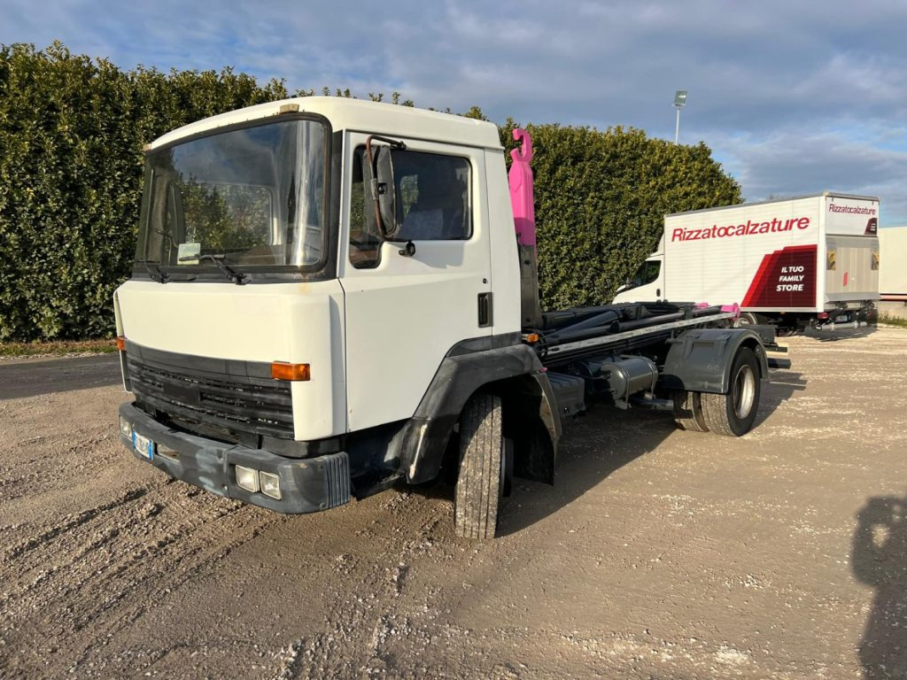 NISSAN 130/115 SCARRABILE - Hook lift: gambar 1 NISSAN 130/115 SCARRABILE - Hook lift: gambar 1