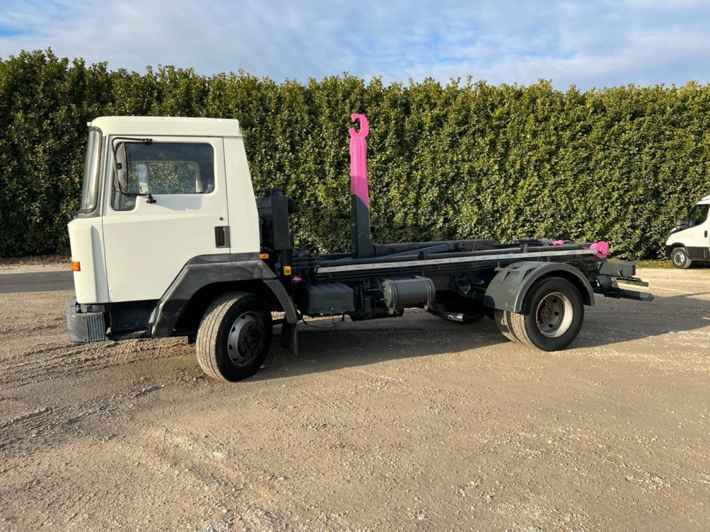 NISSAN 130/115 SCARRABILE - Hook lift: gambar 2 NISSAN 130/115 SCARRABILE - Hook lift: gambar 2