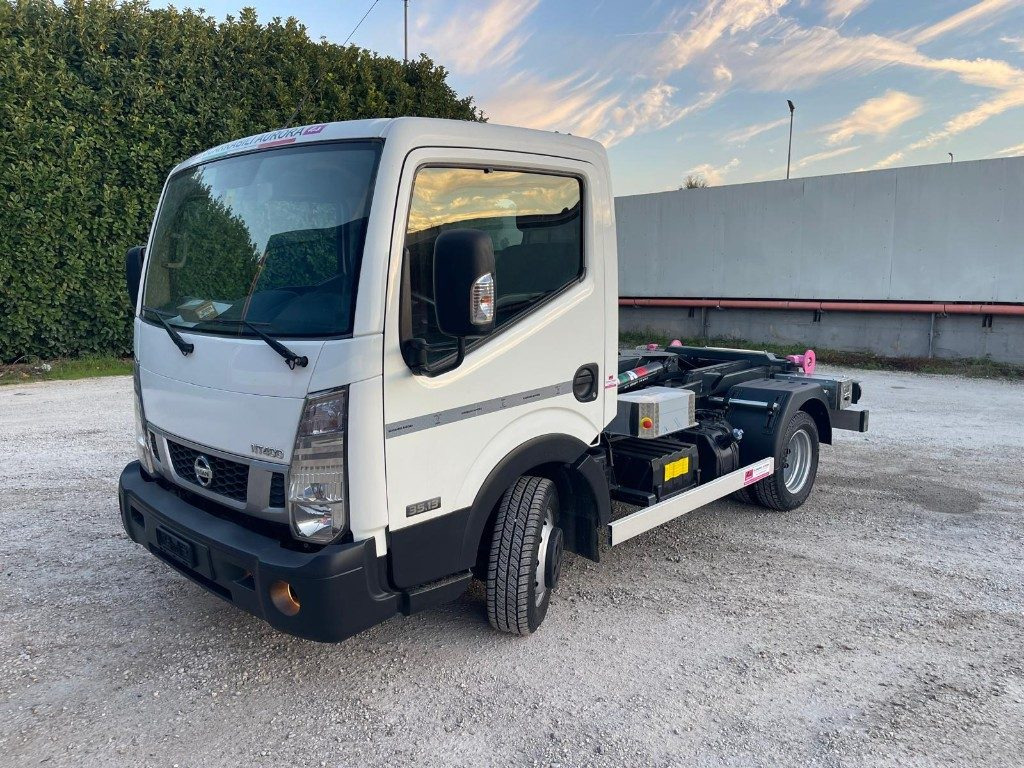 NISSAN NT400 SCARRABILE PATENTE B - Hook lift: gambar 1 NISSAN NT400 SCARRABILE PATENTE B - Hook lift: gambar 1