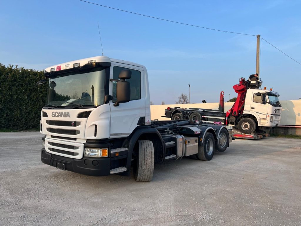 SCANIA P410 SCARRABILE CON RIDUTTORE AI MOZZI - Hook lift: gambar 1 SCANIA P410 SCARRABILE CON RIDUTTORE AI MOZZI - Hook lift: gambar 1