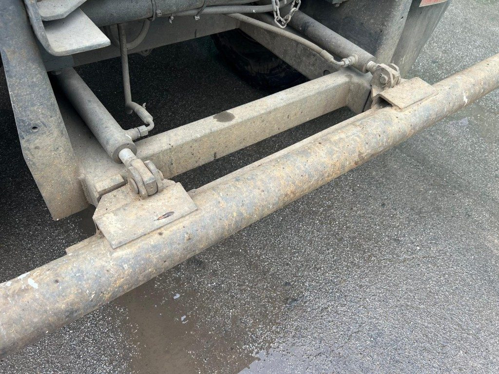 VOLVO FM460 SCARRABILE 8X4 - Hook lift: gambar 5 VOLVO FM460 SCARRABILE 8X4 - Hook lift: gambar 5