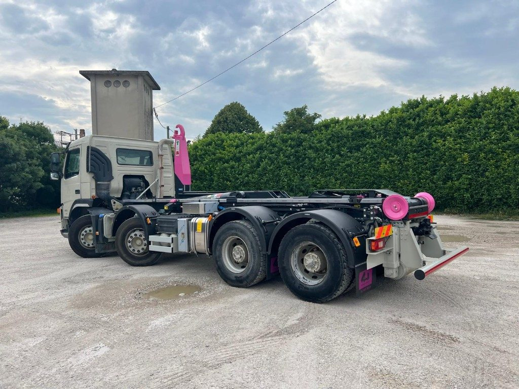 VOLVO FM480 SCARRABILE 8X4 - Hook lift: gambar 3 VOLVO FM480 SCARRABILE 8X4 - Hook lift: gambar 3