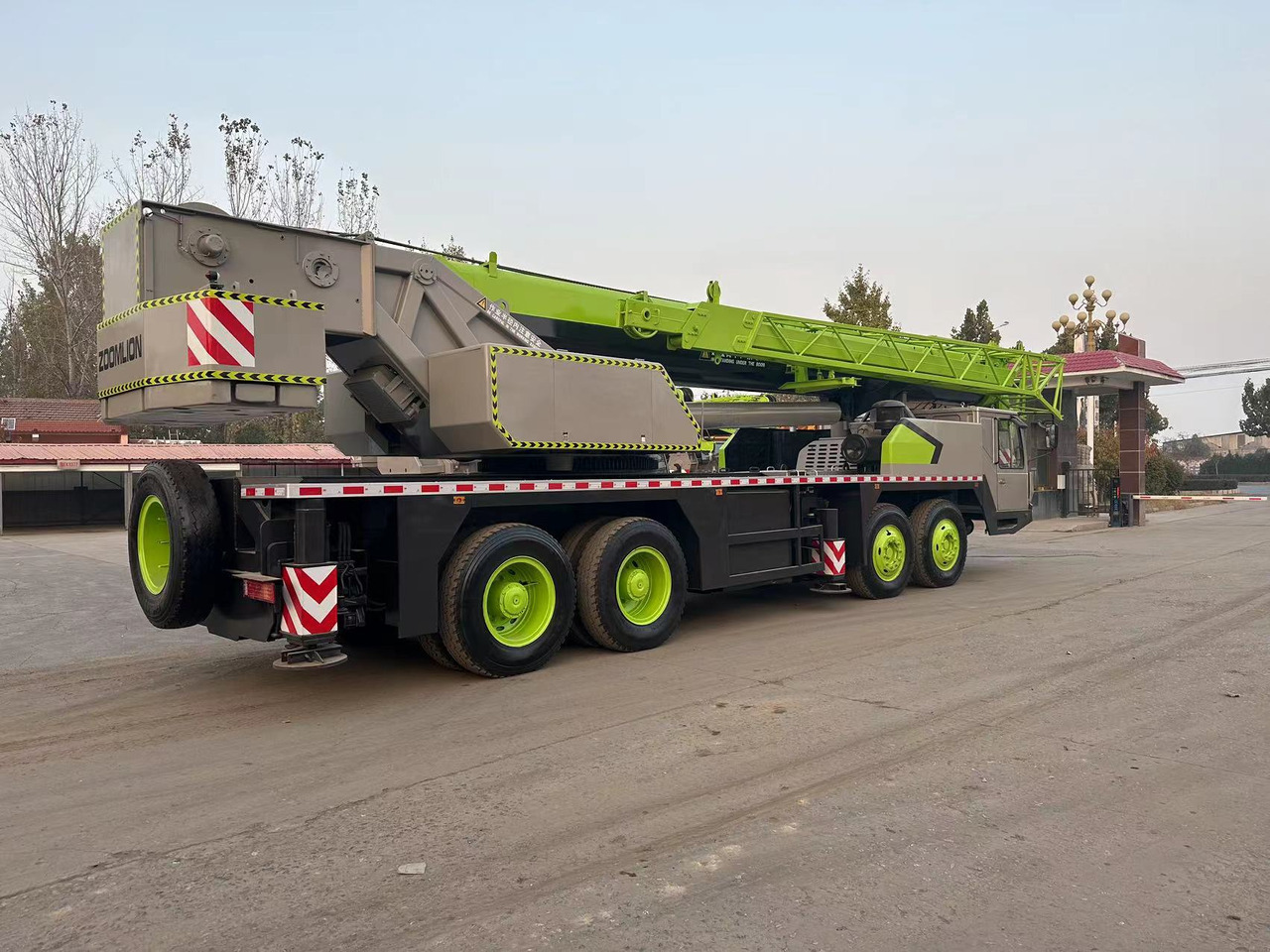 ZOOMLION ZTC700V QY70V 70 ton 80 ton 90 ton 100 ton 110 ton 120 ton used truck crane - Derek bergerak: gambar 4 ZOOMLION ZTC700V QY70V 70 ton 80 ton 90 ton 100 ton 110 ton 120 ton used truck crane - Derek bergerak: gambar 4