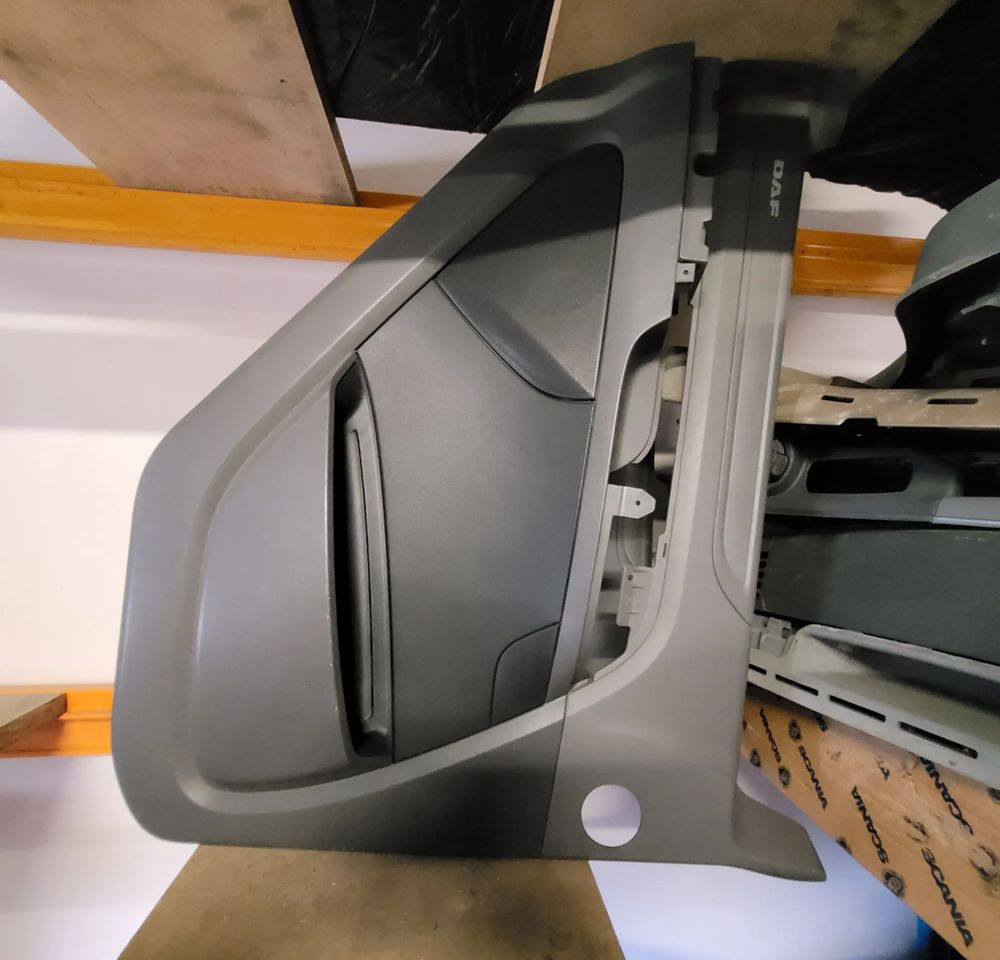 TAPICERKA DRZWI DAF CF LEWA ORYGINAŁ - Pintu dan bagian untuk Truk: gambar 1 TAPICERKA DRZWI DAF CF LEWA ORYGINAŁ - Pintu dan bagian untuk Truk: gambar 1