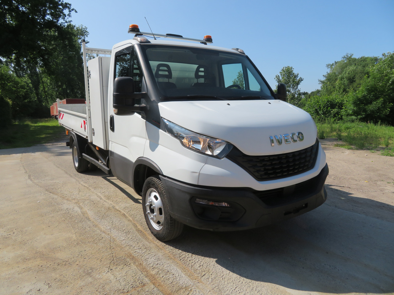 IVECO Daily 35C16 3.0 - Van jungkit: gambar 1 IVECO Daily 35C16 3.0 - Van jungkit: gambar 1