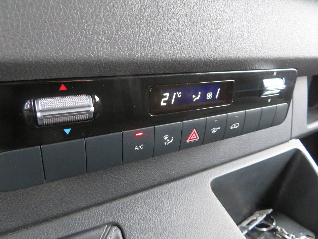 Van kecil Mercedes-Benz Sprinter 311CDi: gambar 12 Van kecil Mercedes-Benz Sprinter 311CDi: gambar 12