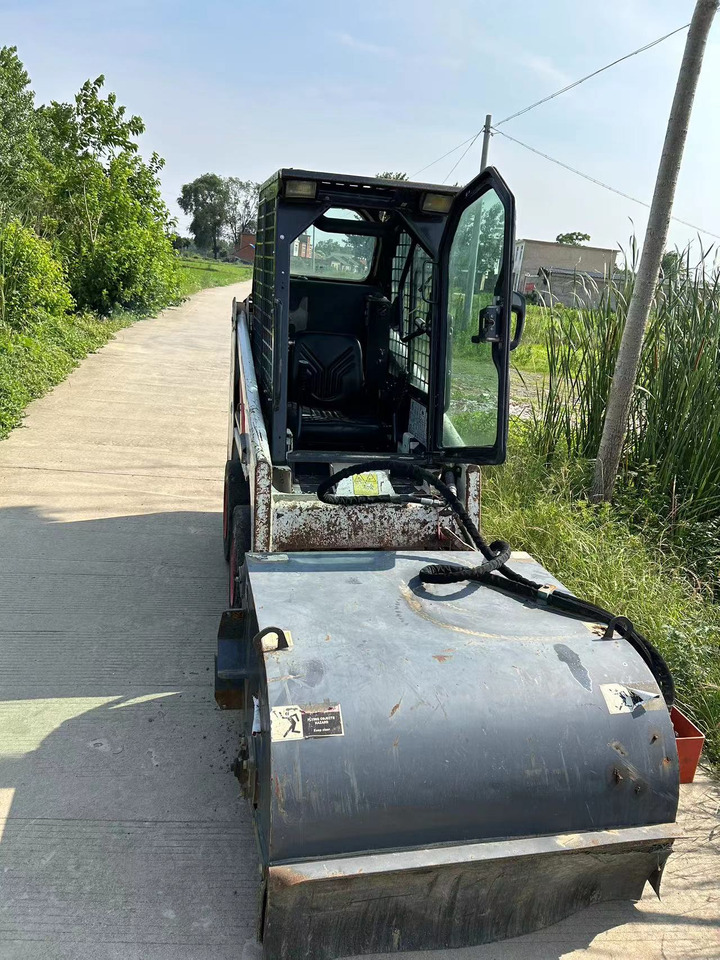 BOBCAT S70 Sliding Sweeper Click for Discount - Skid steer: gambar 1 BOBCAT S70 Sliding Sweeper Click for Discount - Skid steer: gambar 1
