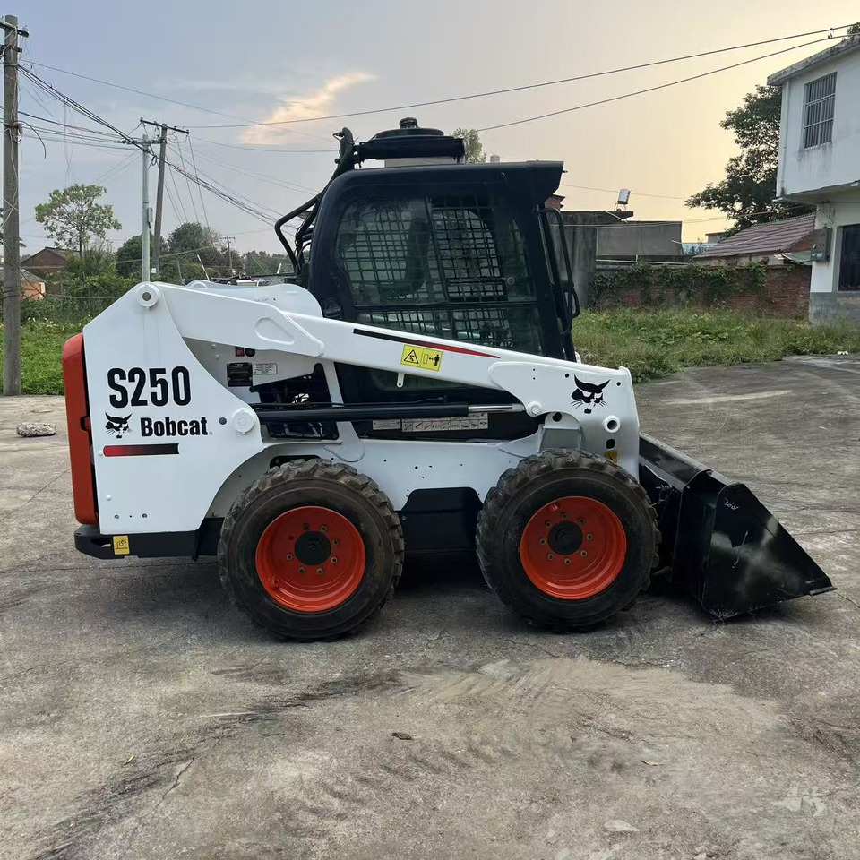 BOBCAT Skid Steer Loader S250 New Condition Hours True - Skid steer: gambar 2 BOBCAT Skid Steer Loader S250 New Condition Hours True - Skid steer: gambar 2
