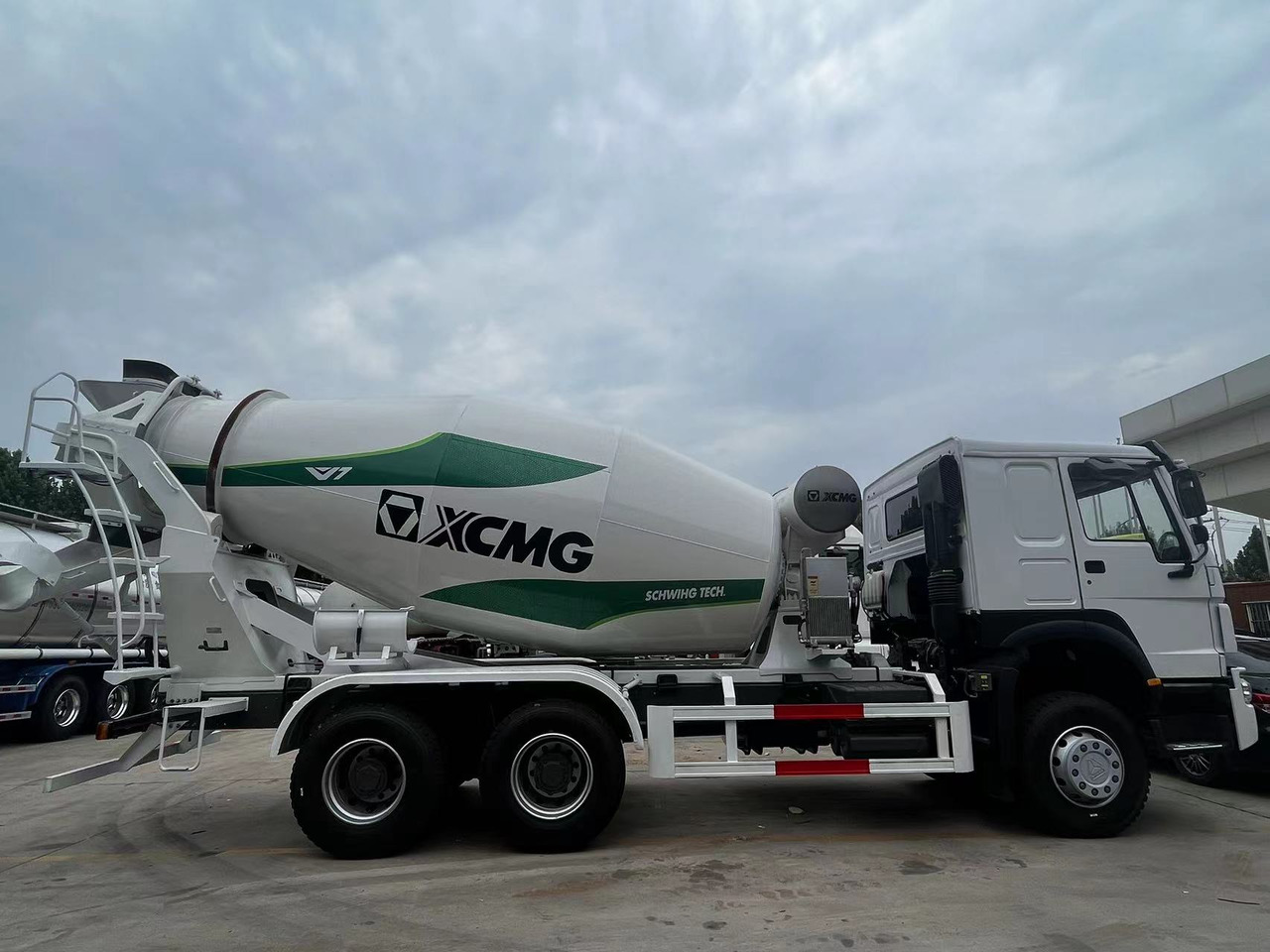 HOWO Cement Mixer Truck 12cube Click Here for Discount - Truk pengaduk beton: gambar 4 HOWO Cement Mixer Truck 12cube Click Here for Discount - Truk pengaduk beton: gambar 4