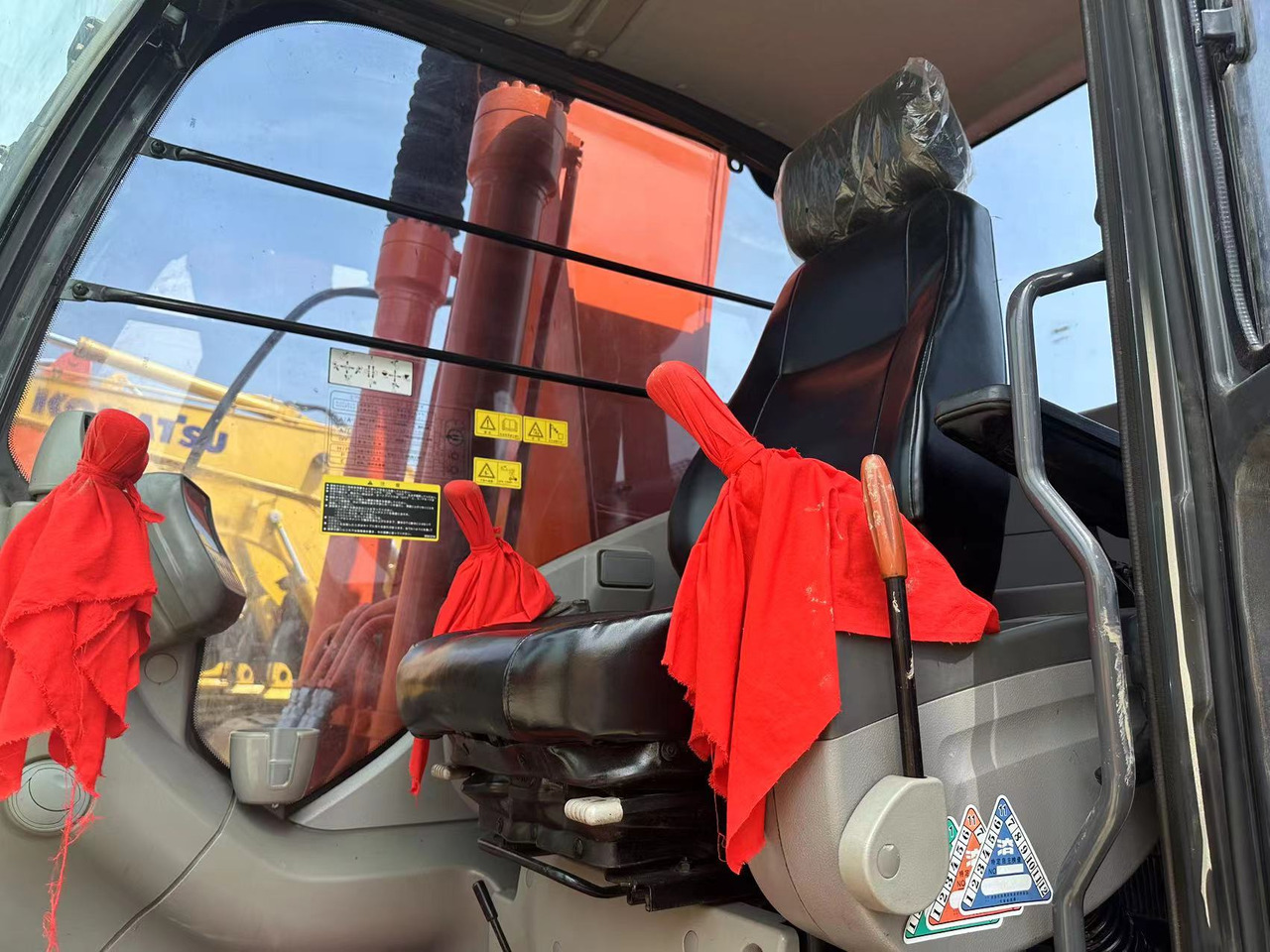 Hitachi ZX200 Excavator Click for Discount - Ekskavator perayap: gambar 2 Hitachi ZX200 Excavator Click for Discount - Ekskavator perayap: gambar 2