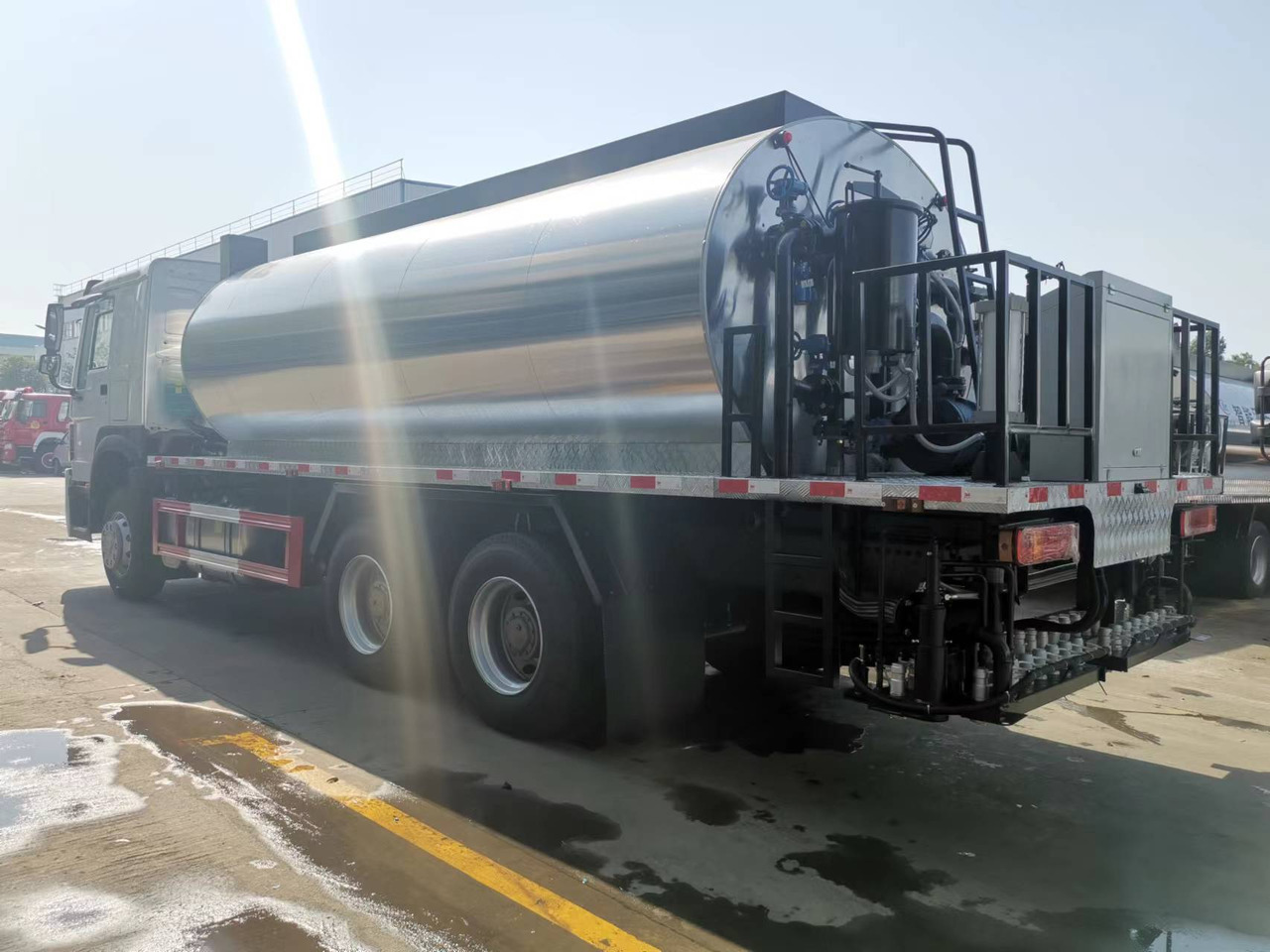 SINOTRUK HOWO CLICK HERE FOR DISCOUNT - Aspal sprayer: gambar 4 SINOTRUK HOWO CLICK HERE FOR DISCOUNT - Aspal sprayer: gambar 4