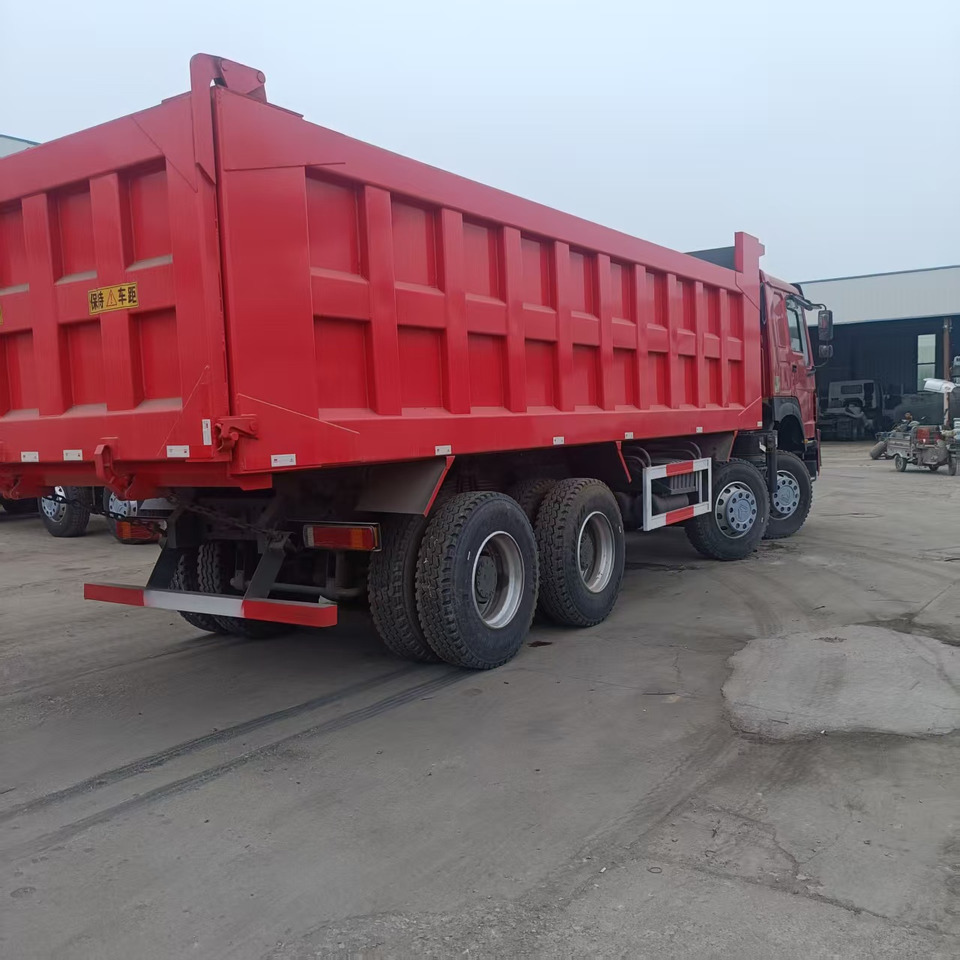 SINOTRUK howo 8x4 - Truk jungkit: gambar 4 SINOTRUK howo 8x4 - Truk jungkit: gambar 4