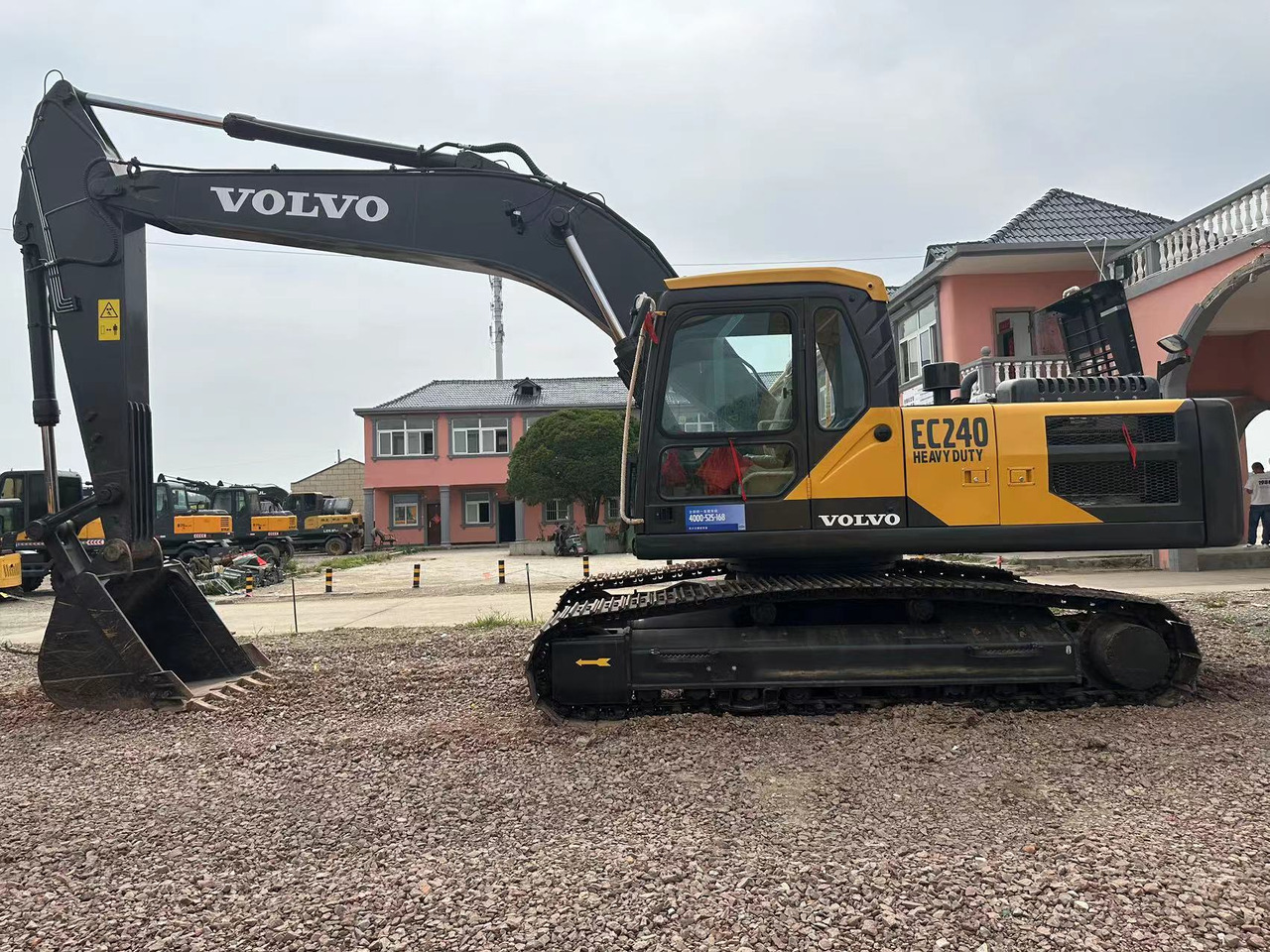 Ekskavator perayap VOLVO Excavator EC240: gambar 1