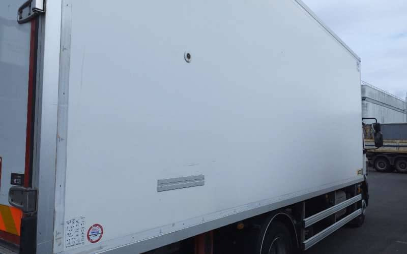Camion Porteur FRIGO 14 TONNES 250 CV HAYON CARROSSERIE KLEGE MONO TEMP GROUPE CARRIER SUPRA 85 - Truk berpendingin: gambar 3 Camion Porteur FRIGO 14 TONNES 250 CV HAYON CARROSSERIE KLEGE MONO TEMP GROUPE CARRIER SUPRA 85 - Truk berpendingin: gambar 3