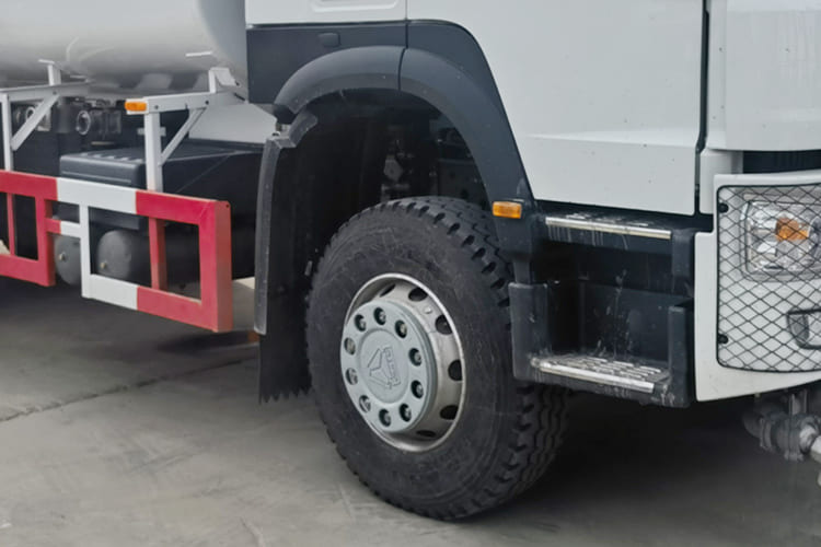 Howo Howo Water Tank Truck for Sale in Zambia - Truk tangki: gambar 4 Howo Howo Water Tank Truck for Sale in Zambia - Truk tangki: gambar 4