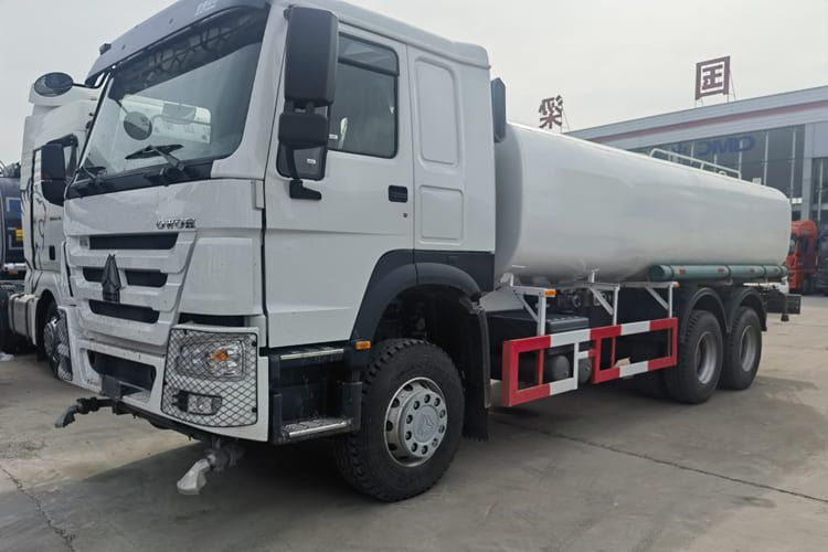 Howo Howo Water Tank Truck for Sale in Zambia - Truk tangki: gambar 1 Howo Howo Water Tank Truck for Sale in Zambia - Truk tangki: gambar 1
