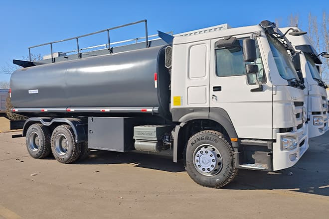 SINOTRUK 2025 New Howo Oil Tanker Trucks for Sale in Congo - Truk tangki: gambar 1 SINOTRUK 2025 New Howo Oil Tanker Trucks for Sale in Congo - Truk tangki: gambar 1