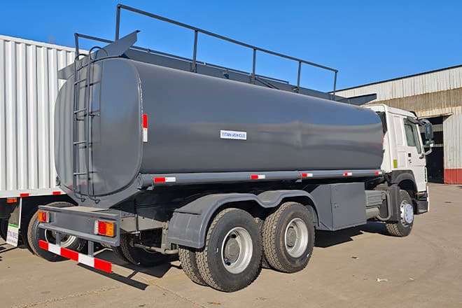 SINOTRUK 2025 New Howo Oil Tanker Trucks for Sale in Congo - Truk tangki: gambar 3 SINOTRUK 2025 New Howo Oil Tanker Trucks for Sale in Congo - Truk tangki: gambar 3