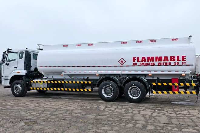 SINOTRUK Howo 380 Petrol Tanker Truck Price for Sale in Sierra Leone - Truk tangki: gambar 2 SINOTRUK Howo 380 Petrol Tanker Truck Price for Sale in Sierra Leone - Truk tangki: gambar 2