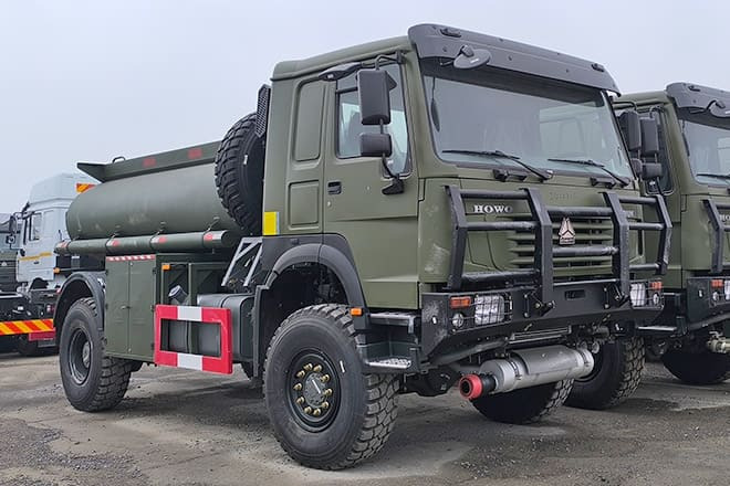 SINOTRUK Howo 4X2 Small Fuel Tanker Truck for Sale in Zambia - Truk tangki: gambar 4 SINOTRUK Howo 4X2 Small Fuel Tanker Truck for Sale in Zambia - Truk tangki: gambar 4