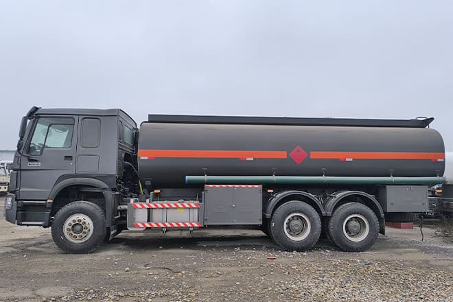 SINOTRUK Howo 6x4 380 Oil Truck for Sale in Mali - Truk tangki: gambar 3 SINOTRUK Howo 6x4 380 Oil Truck for Sale in Mali - Truk tangki: gambar 3