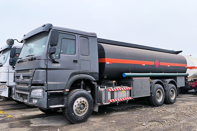 SINOTRUK Howo 6x4 380 Oil Truck for Sale in Mali - Truk tangki: gambar 1 SINOTRUK Howo 6x4 380 Oil Truck for Sale in Mali - Truk tangki: gambar 1