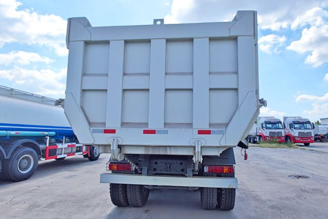 SINOTRUK Howo 8x4 Tipper Truck for Sale in Guinea - Truk jungkit: gambar 4 SINOTRUK Howo 8x4 Tipper Truck for Sale in Guinea - Truk jungkit: gambar 4