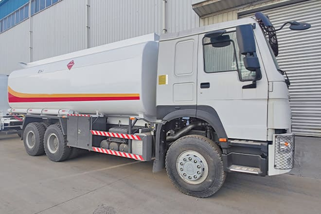 SINOTRUK Sinotruk Howo Fuel Tanker Truck Price for Sale in Ghana - Truk tangki: gambar 1 SINOTRUK Sinotruk Howo Fuel Tanker Truck Price for Sale in Ghana - Truk tangki: gambar 1