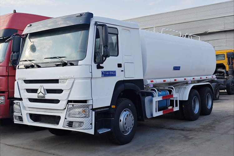 SINOTRUK Water Sprinkler Tanker for Sale in Malawi - Truk tangki: gambar 2 SINOTRUK Water Sprinkler Tanker for Sale in Malawi - Truk tangki: gambar 2