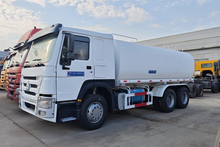 SINOTRUK Water Sprinkler Tanker for Sale in Malawi - Truk tangki: gambar 1 SINOTRUK Water Sprinkler Tanker for Sale in Malawi - Truk tangki: gambar 1
